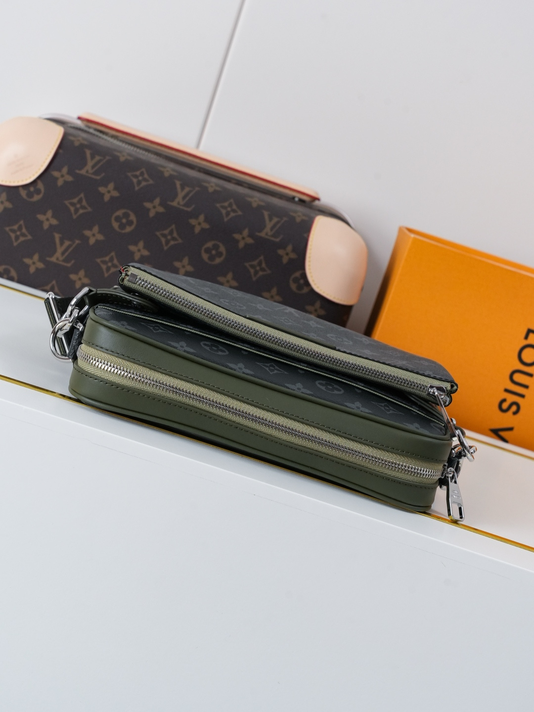 Louis Vuitton Messenger Bag M28628