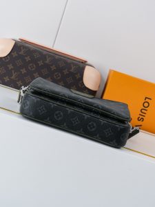 Louis Vuitton Messenger Bag M28628
