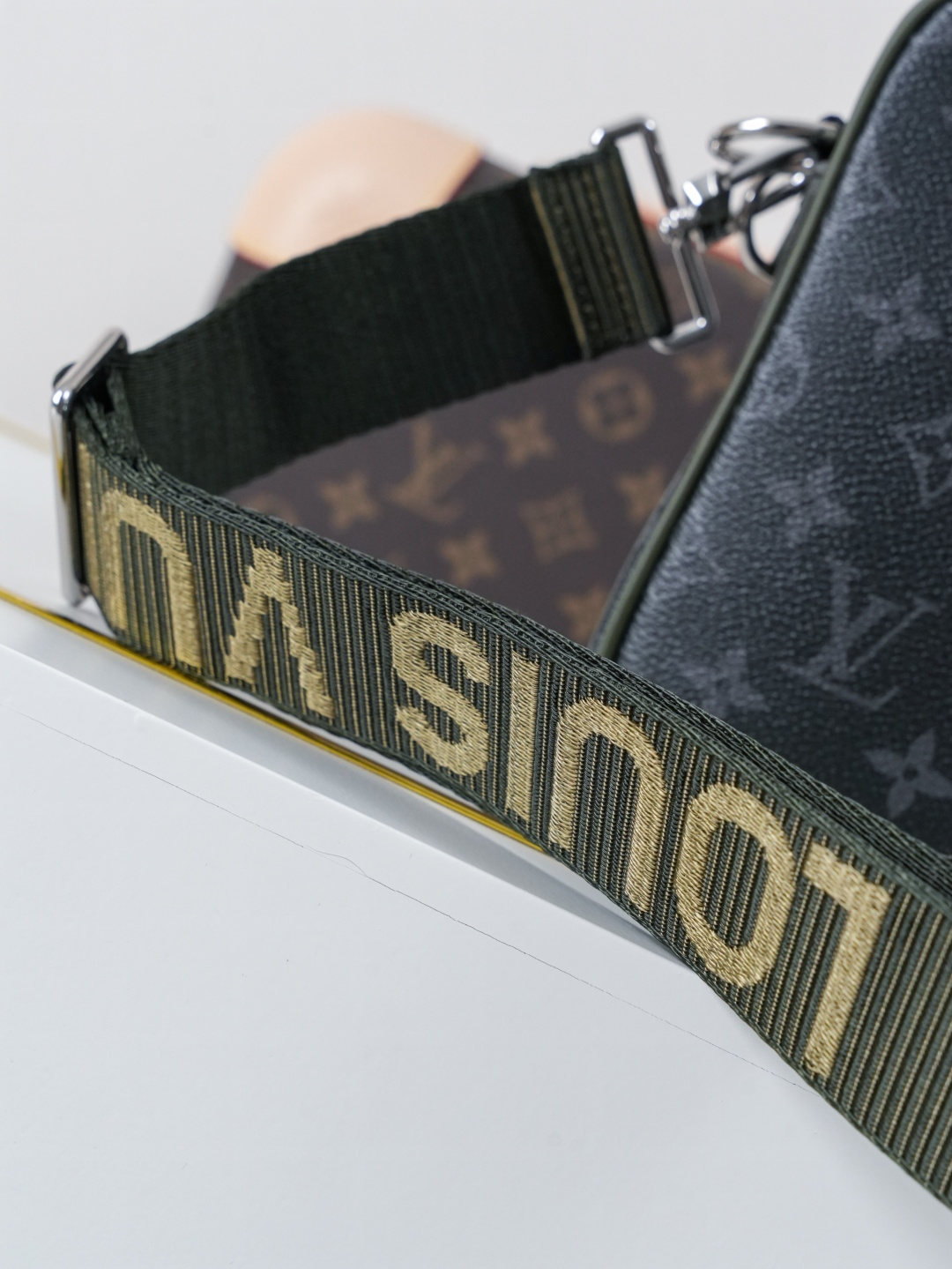 Louis Vuitton Messenger Bag M28628