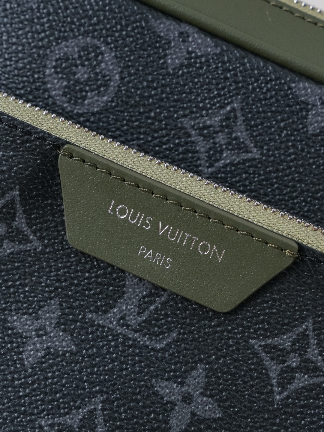Louis Vuitton Messenger Bag M28628