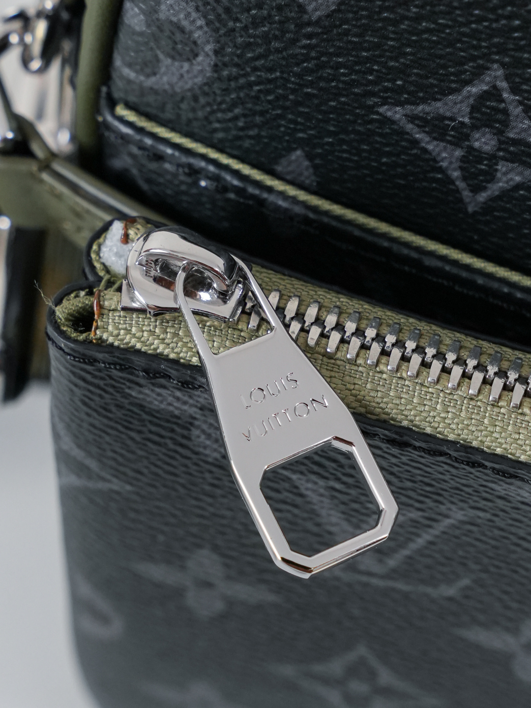 Louis Vuitton Messenger Bag M28628