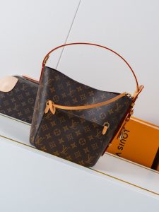 Louis Vuitton Shoulder Bag M29628
