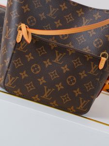 Louis Vuitton Shoulder Bag M29628