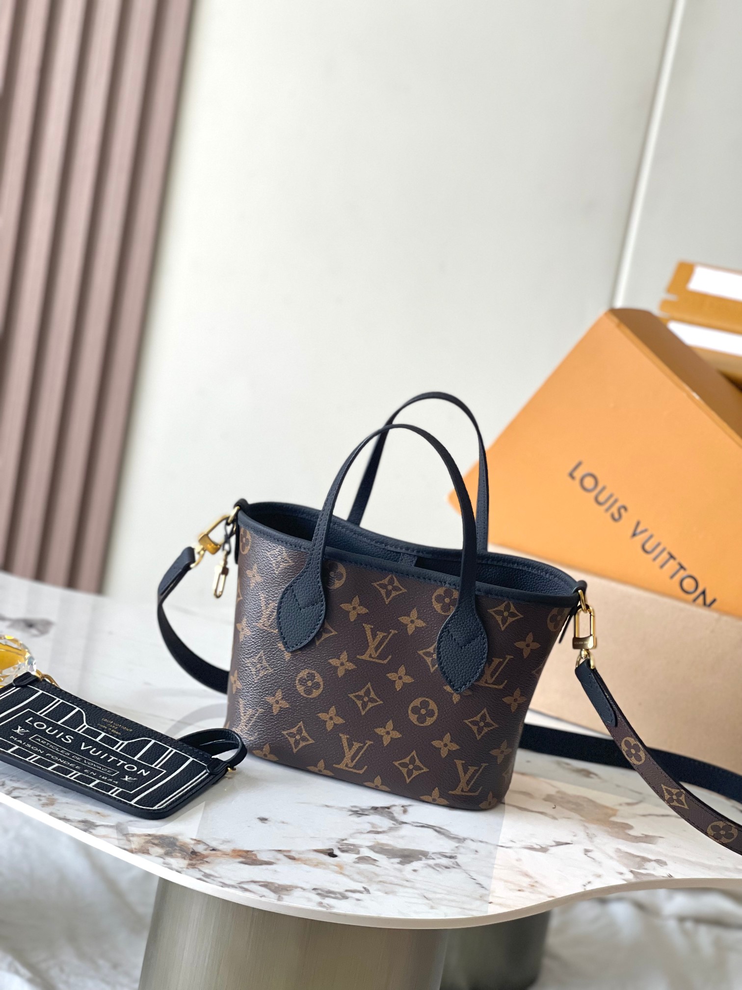 Louis Vuitton Handbag M12099 in Black