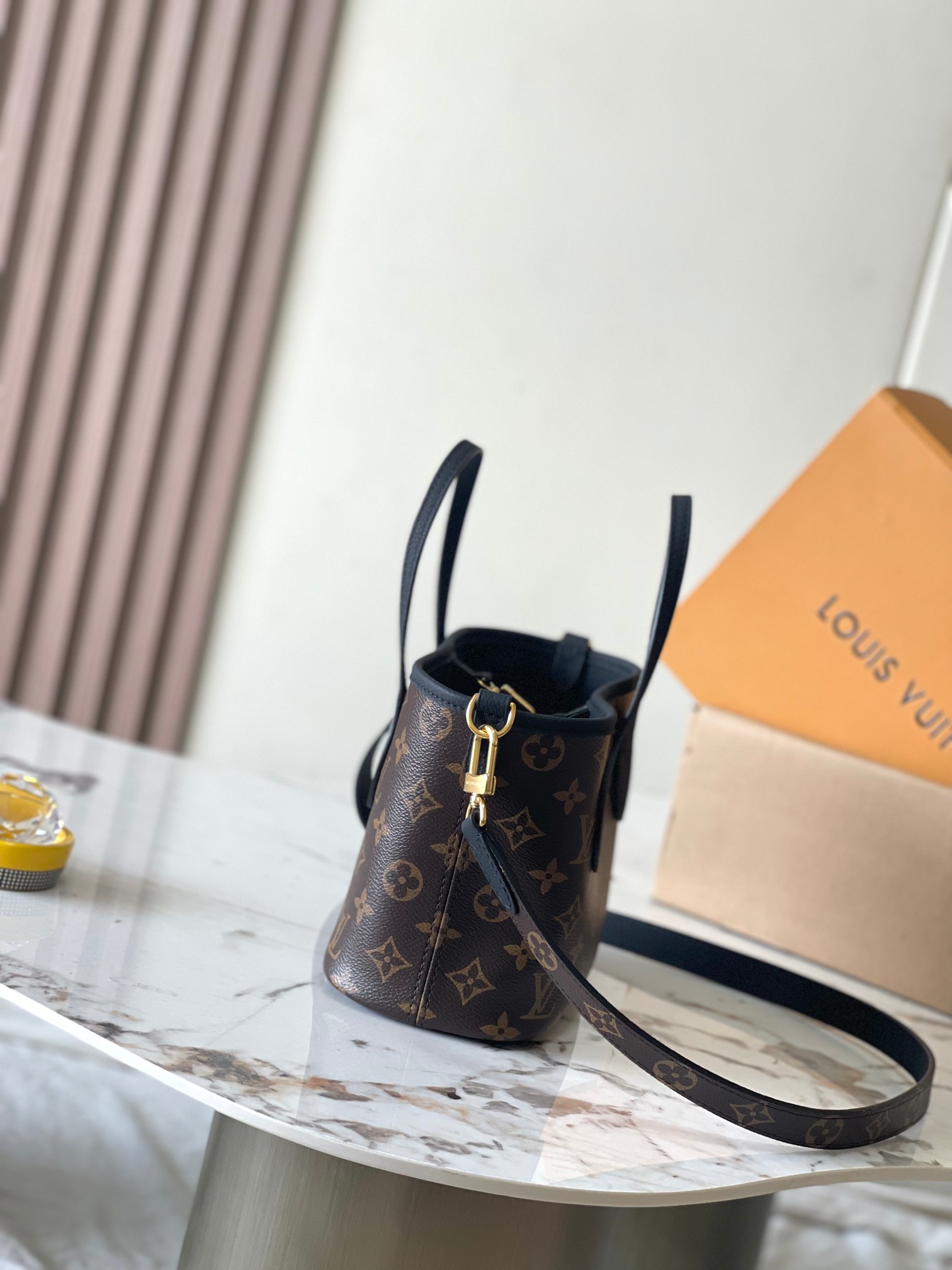 Louis Vuitton Handbag M12099 in Black