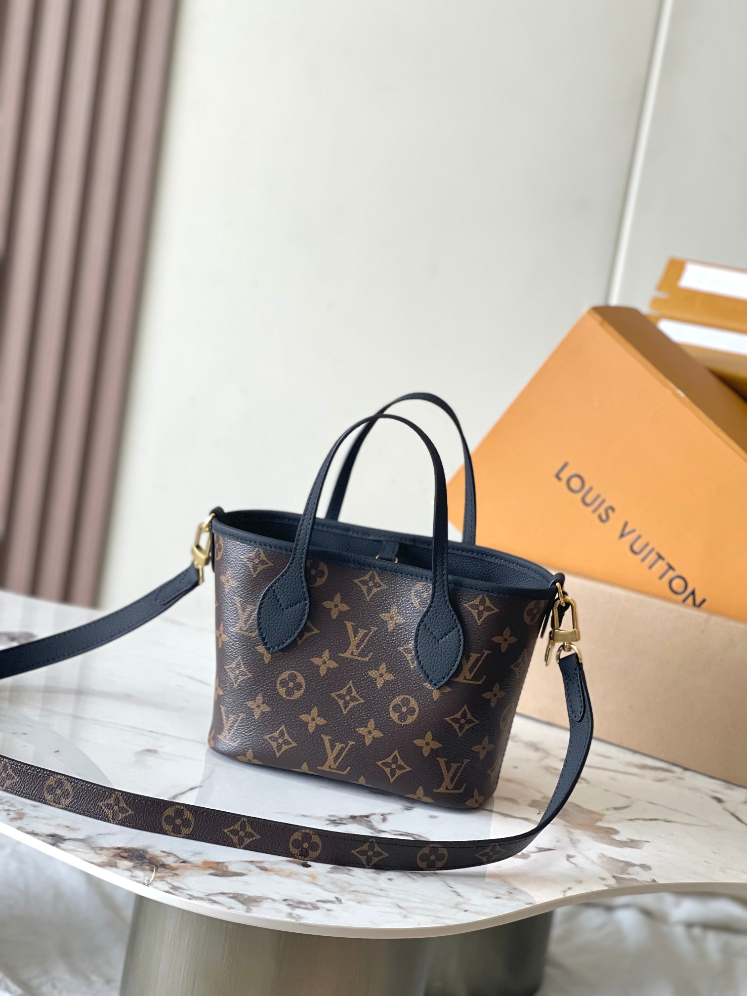 Louis Vuitton Handbag M12099 in Black