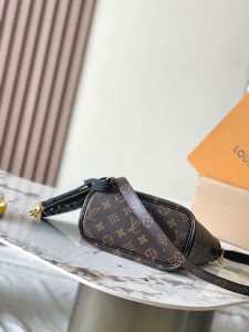 Louis Vuitton Handbag M12099 in Black