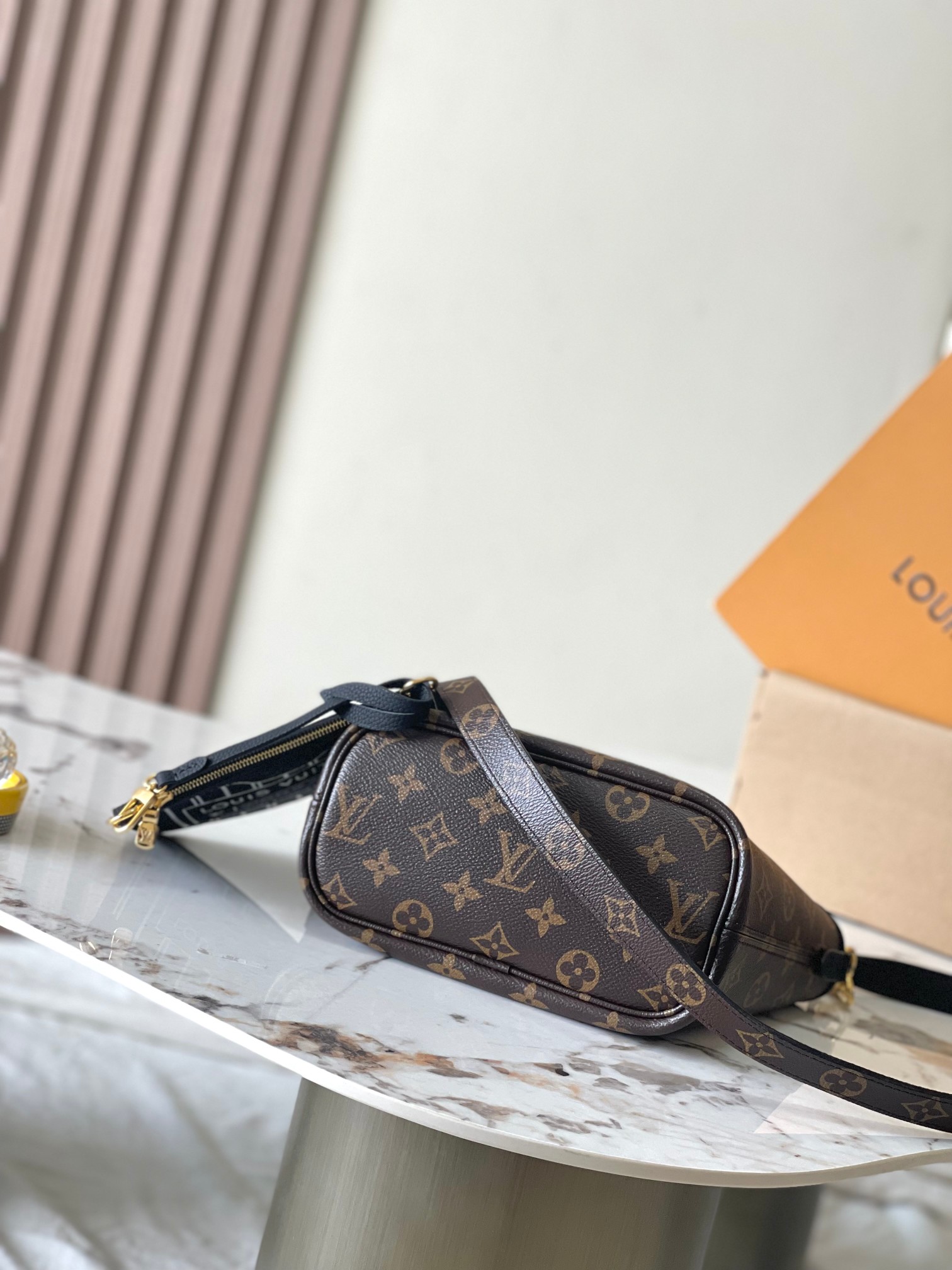 Louis Vuitton Handbag M12099 in Black
