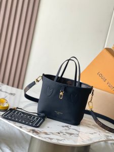 Louis Vuitton Handbag M12099 in Black