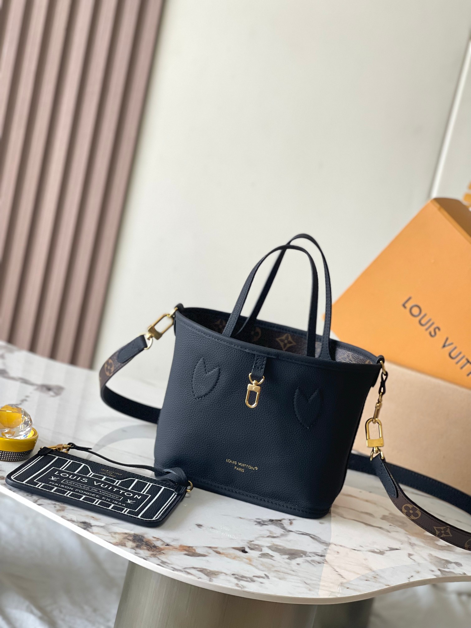 Louis Vuitton Handbag M12099 in Black