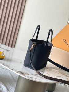 Louis Vuitton Handbag M12099 in Black