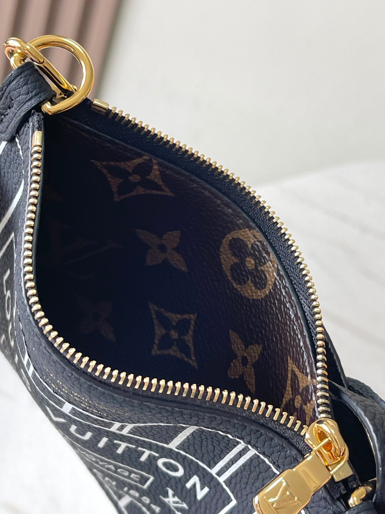 Louis Vuitton Handbag M12099 in Black