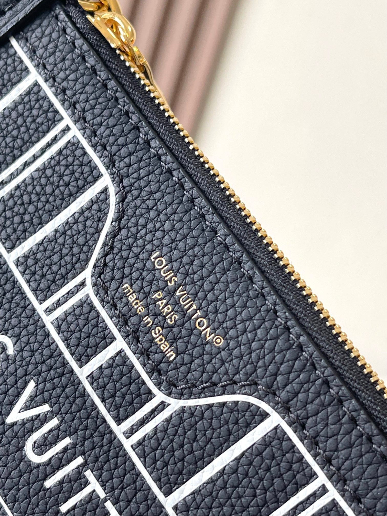 Louis Vuitton Handbag M12099 in Black