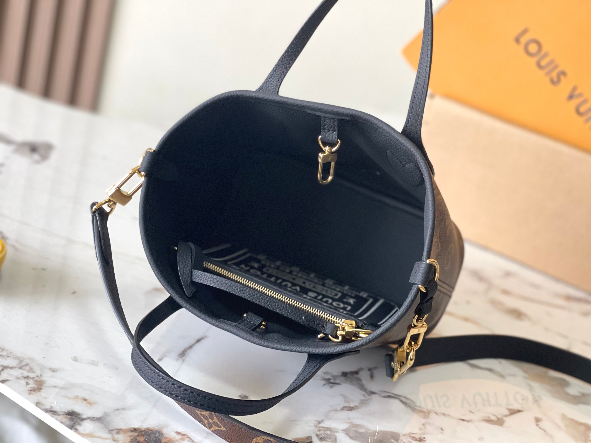 Louis Vuitton Handbag M12099 in Black