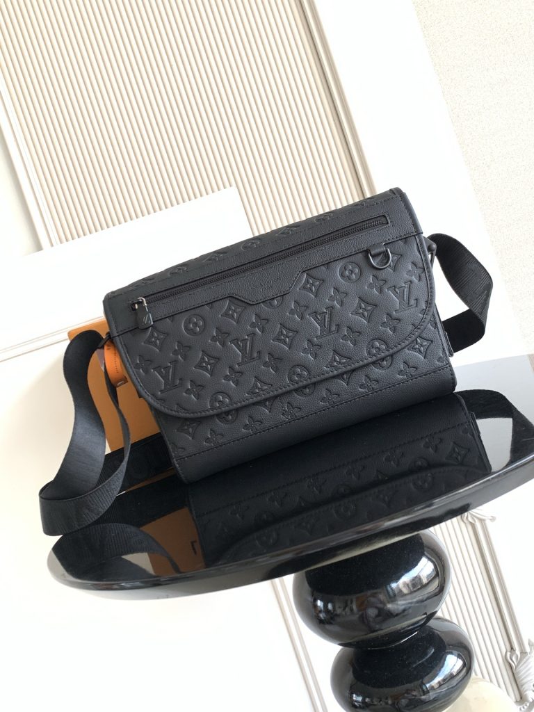 Louis Vuitton Messenger Bag M28781
