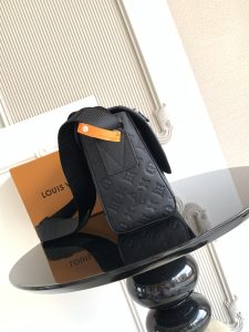 Louis Vuitton Messenger Bag M28781