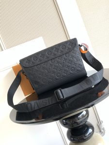 Louis Vuitton Messenger Bag M28781