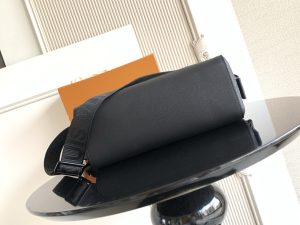 Louis Vuitton Messenger Bag M28781