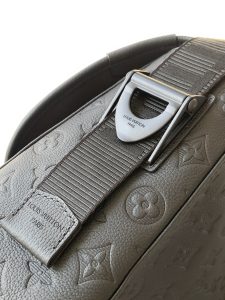 Louis Vuitton Messenger Bag M28781