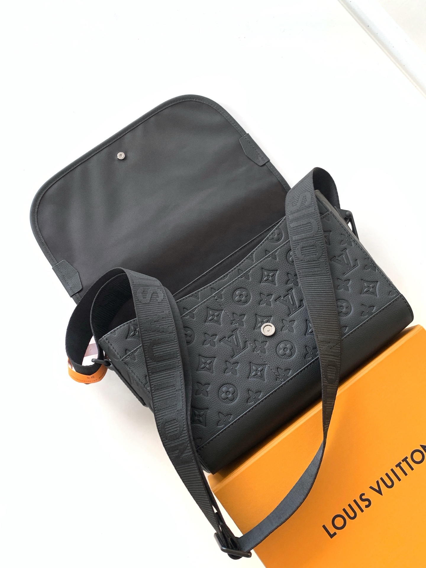 Louis Vuitton Messenger Bag M28781
