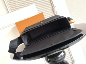 Louis Vuitton Messenger Bag M28781