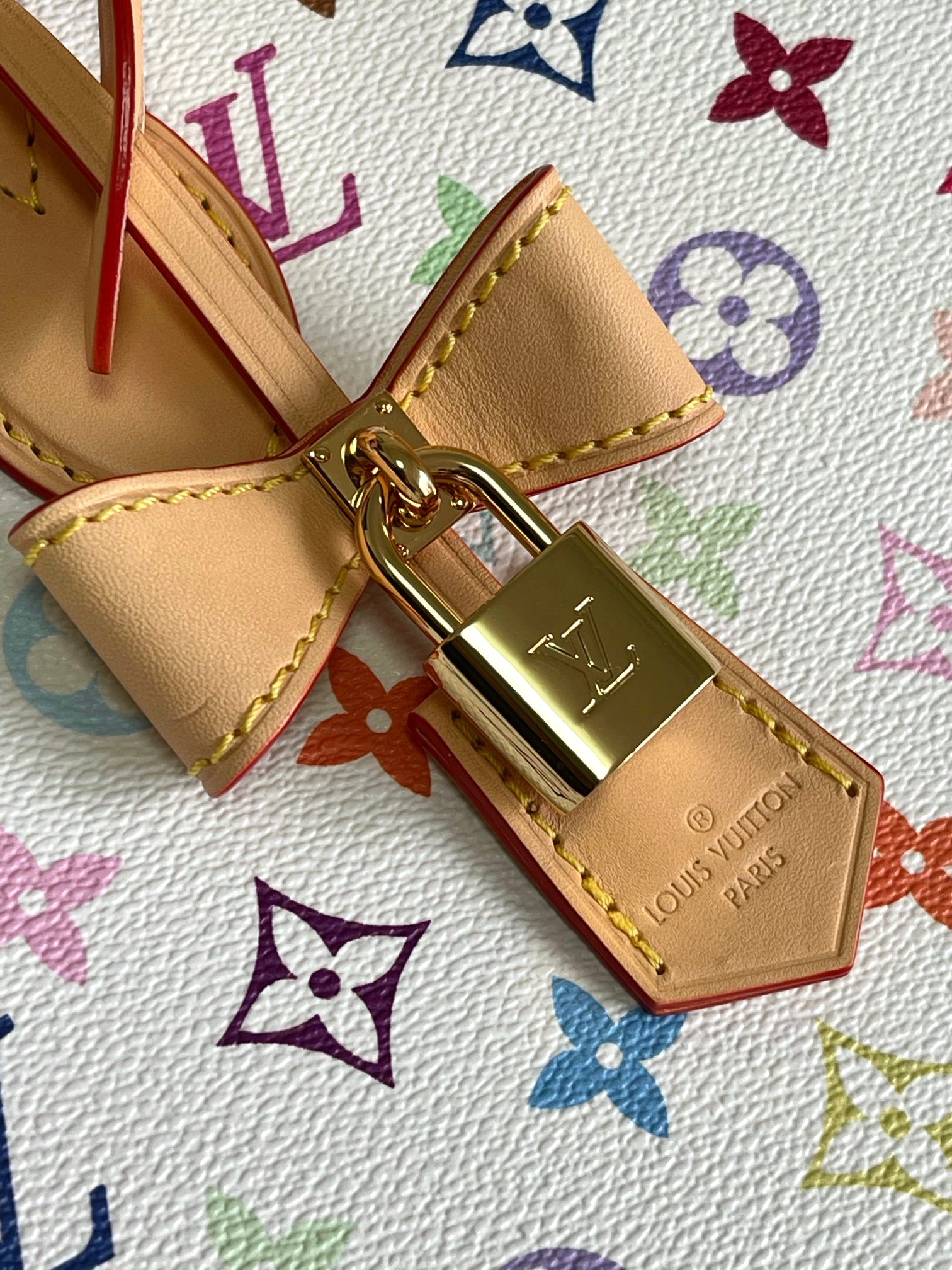 Louis Vuitton Handbag M13079