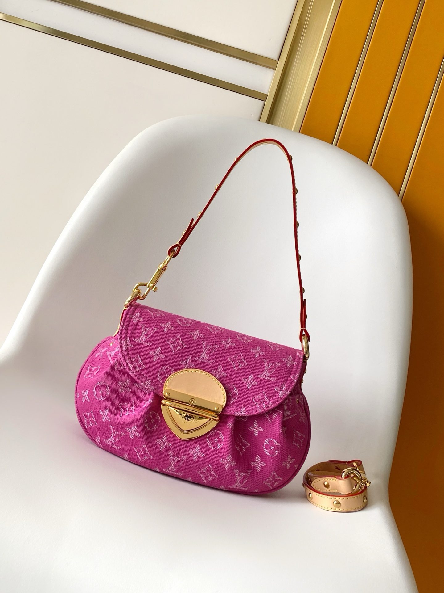 Louis Vuitton Handbag M46829 in Blue