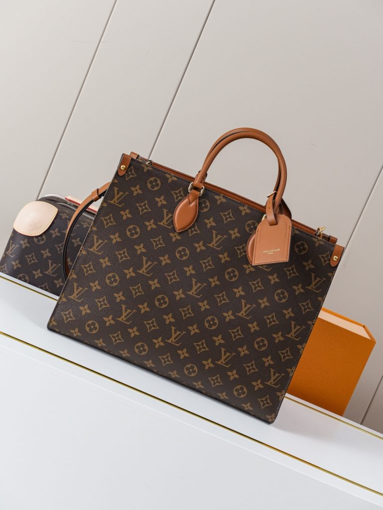 Louis Vuitton Handbag M14235