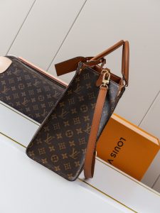 Louis Vuitton Handbag M14235