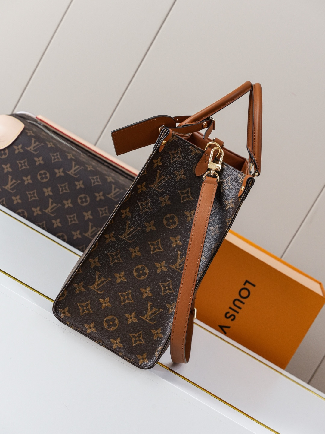 Louis Vuitton Handbag M14235