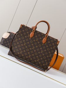 Louis Vuitton Handbag M14235