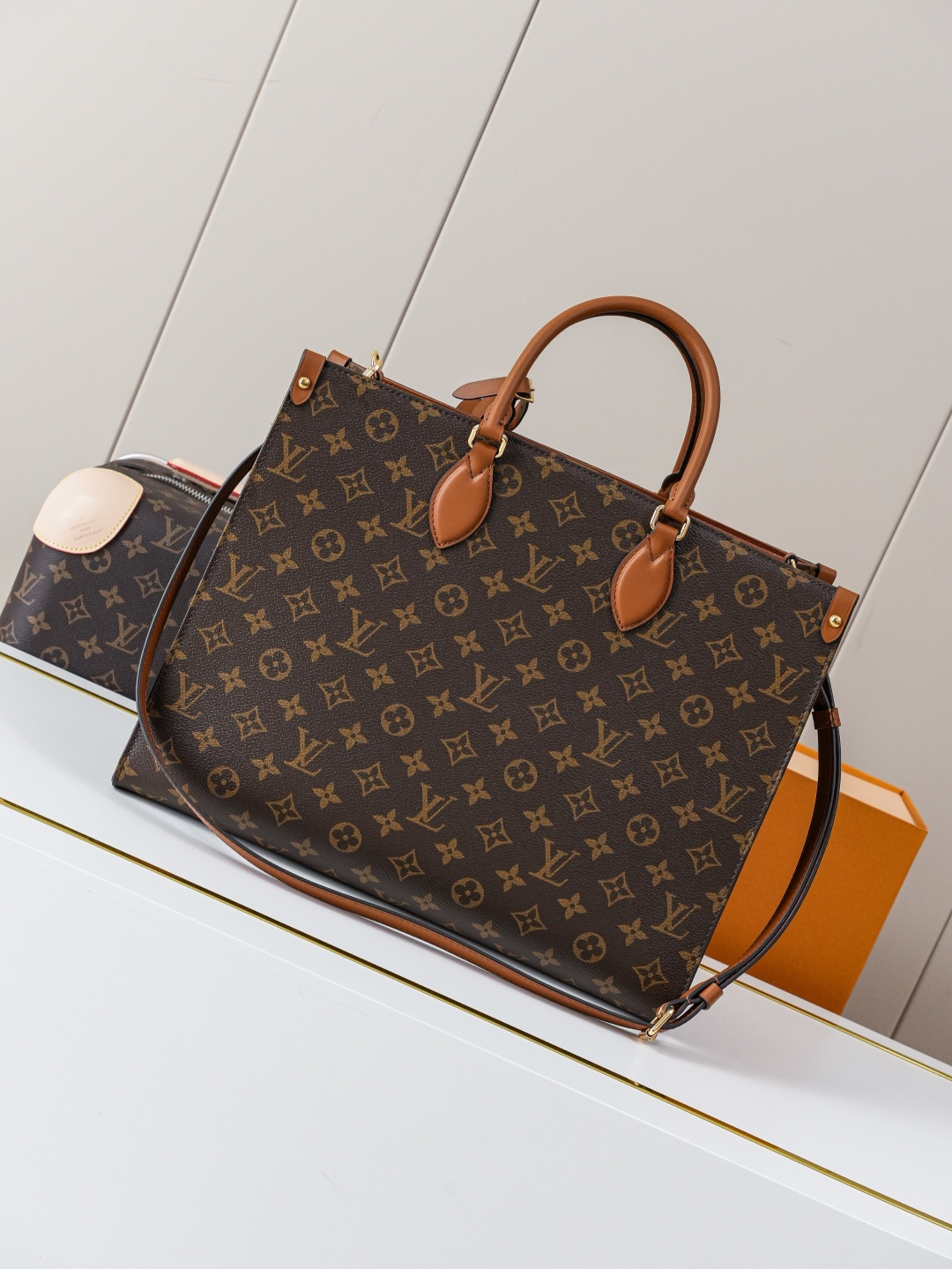 Louis Vuitton Handbag M14235