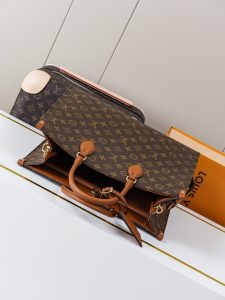 Louis Vuitton Handbag M14235