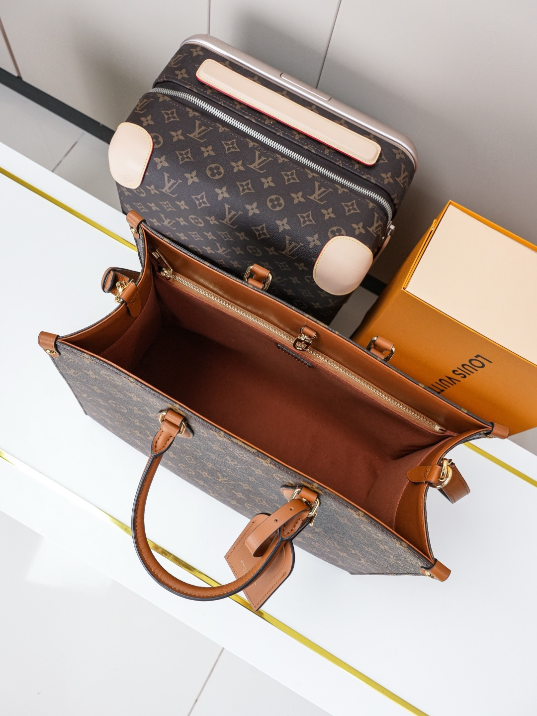 Louis Vuitton Handbag M14235