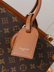Louis Vuitton Handbag M14235