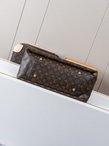 Louis Vuitton Handbag M40249