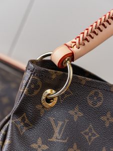 Louis Vuitton Handbag M40249