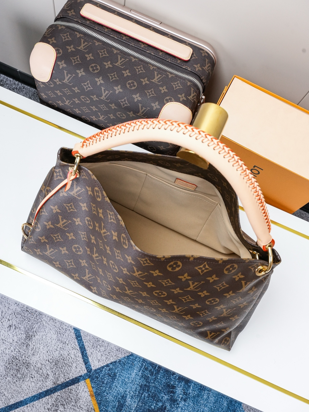 Louis Vuitton Handbag M40249