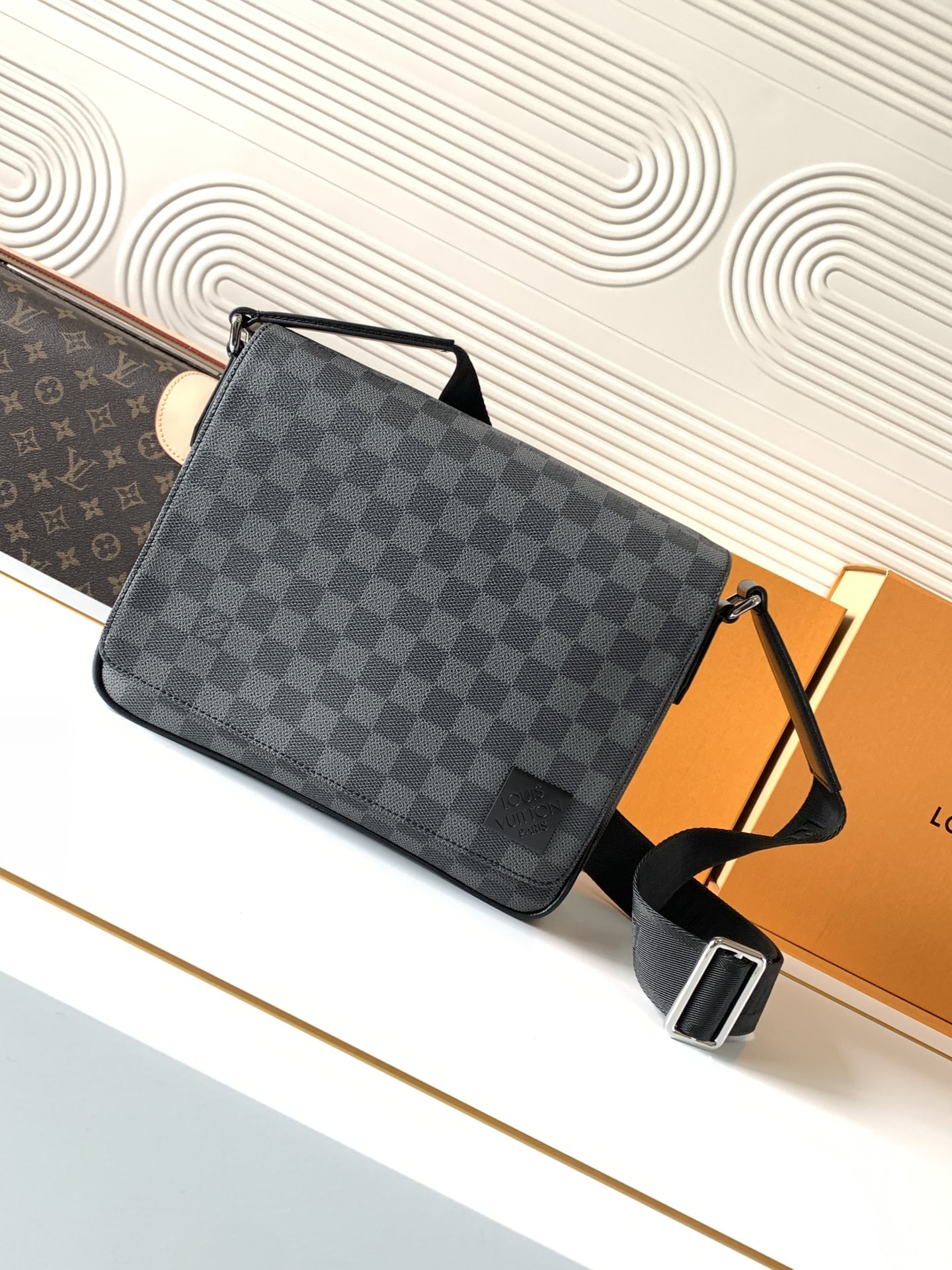 Louis Vuitton Messenger Bag M42710