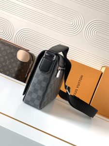 Louis Vuitton Messenger Bag M42710