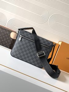 Louis Vuitton Messenger Bag M42710
