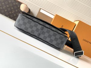 Louis Vuitton Messenger Bag M42710