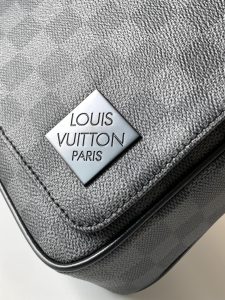 Louis Vuitton Messenger Bag M42710