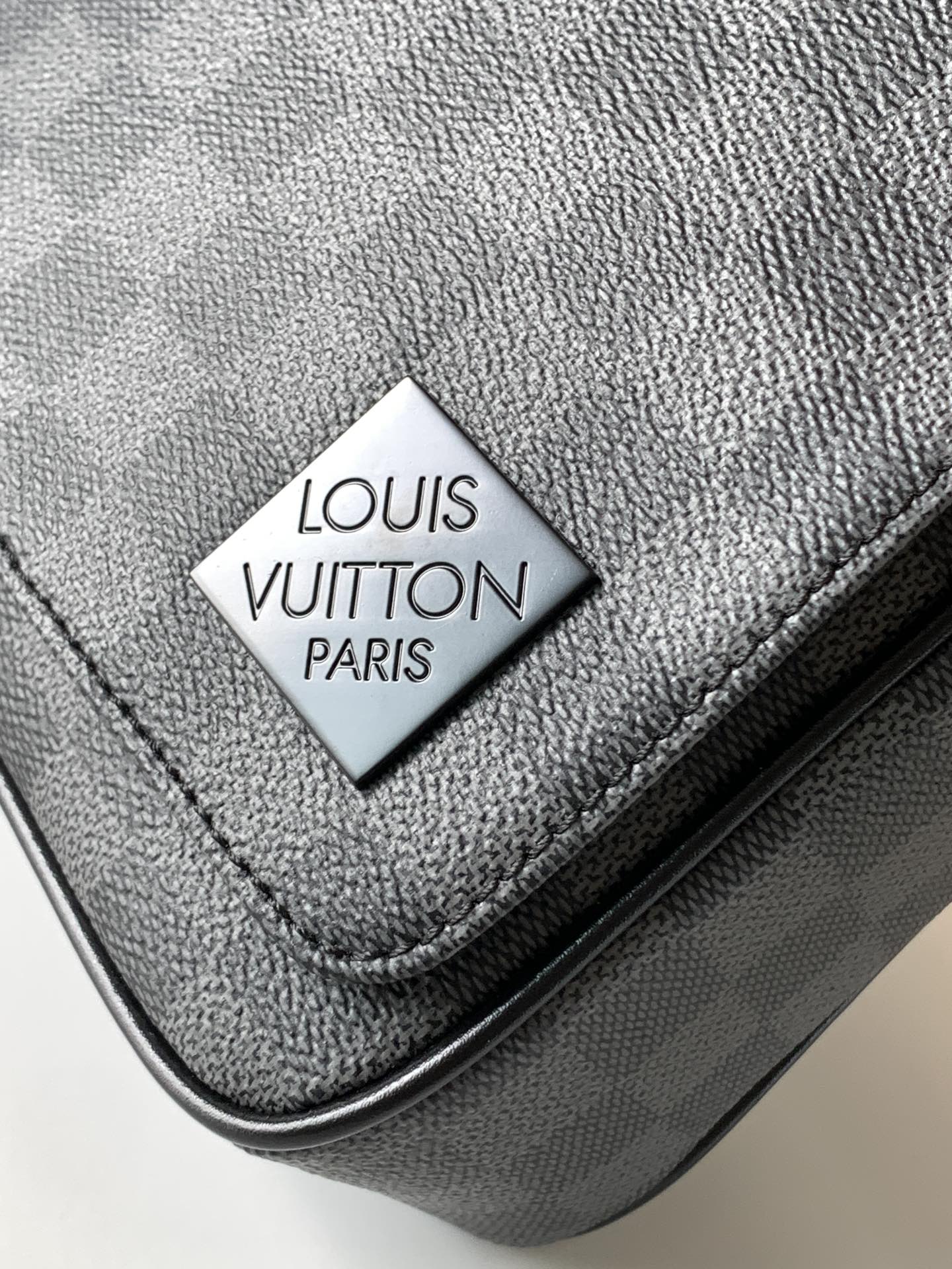 Louis Vuitton Messenger Bag M42710
