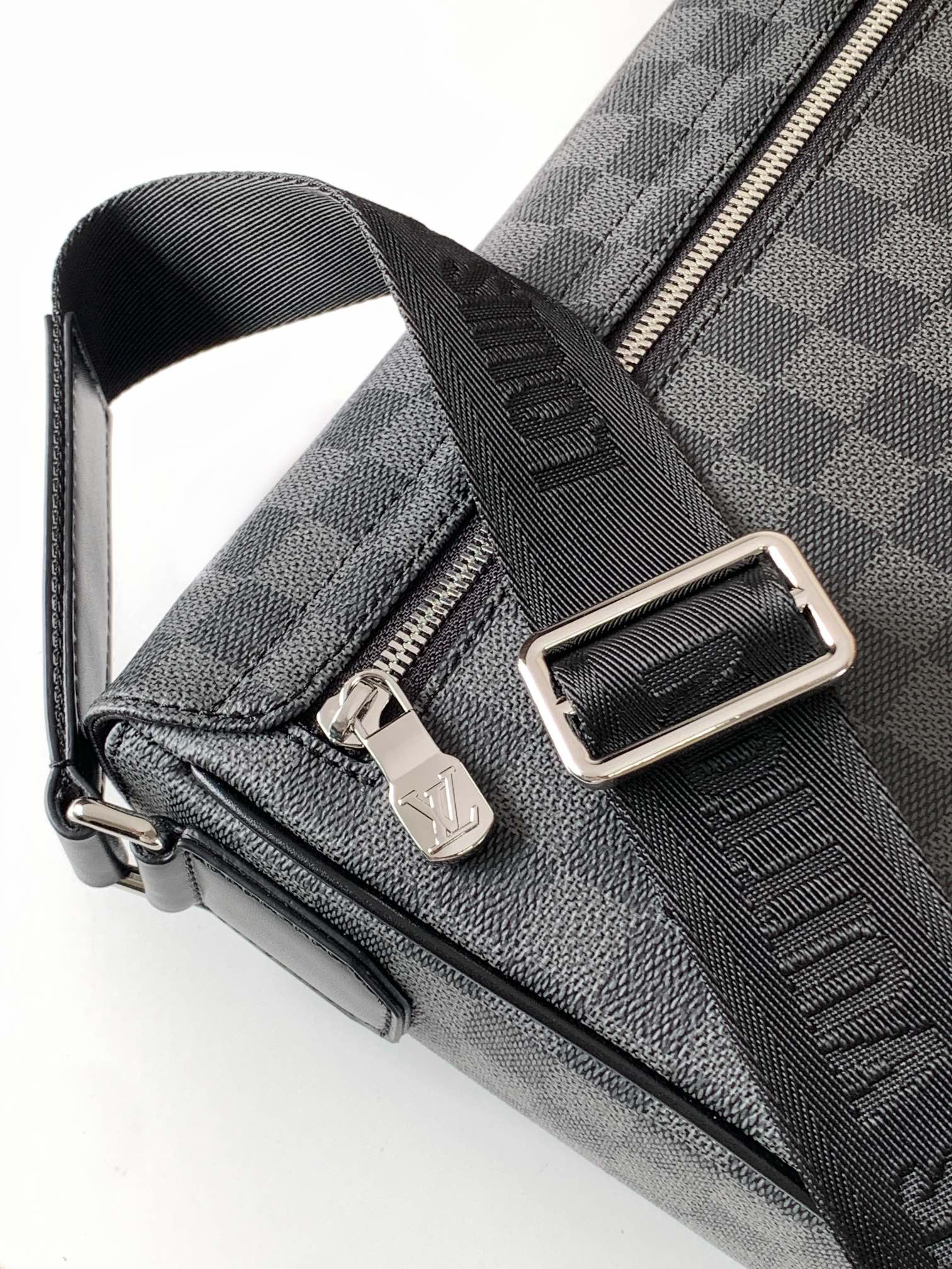 Louis Vuitton Messenger Bag M42710