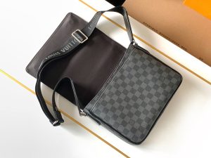 Louis Vuitton Messenger Bag M42710