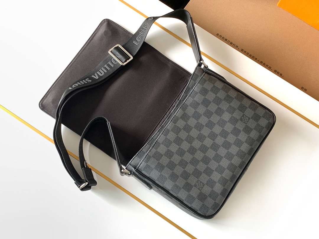 Louis Vuitton Messenger Bag M42710