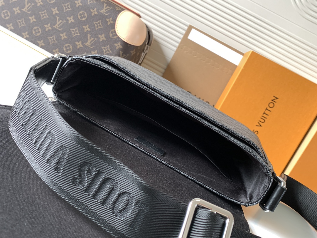 Louis Vuitton Messenger Bag M42710