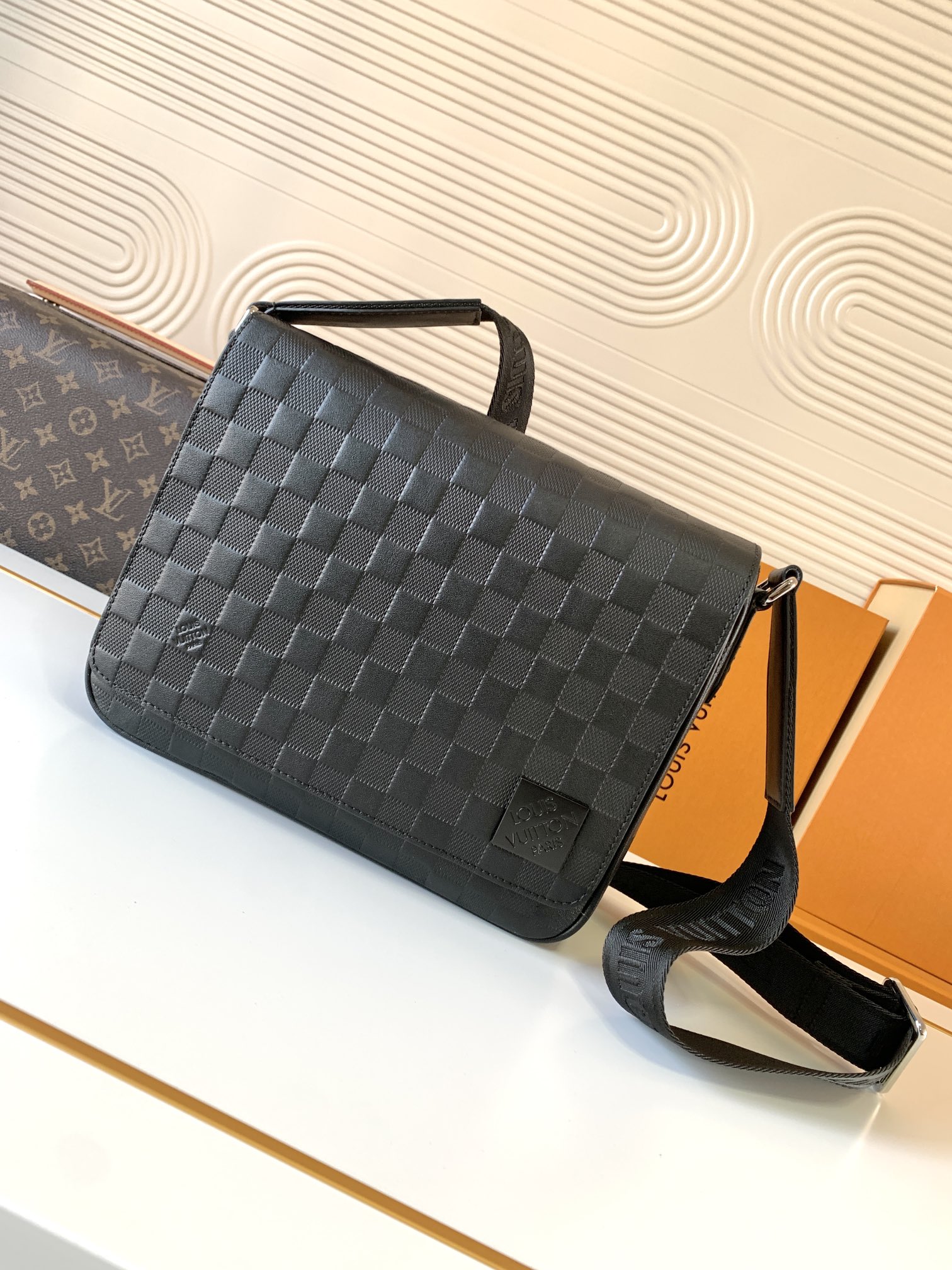 Louis Vuitton Messenger Bag M42711