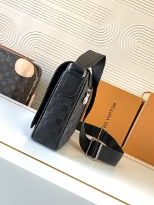 Louis Vuitton Messenger Bag M42711